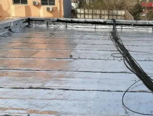 舟山卫生间漏水维修公司分享下舟山屋面楼顶防水刚性防水层施工要点。
